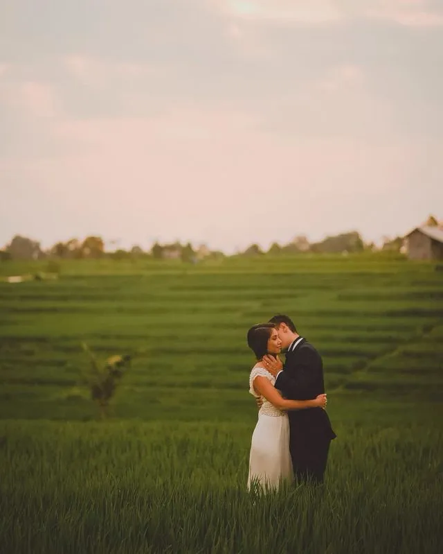 8 Ide Foto Prewedding Outdoor di Sawah yang Keren 10