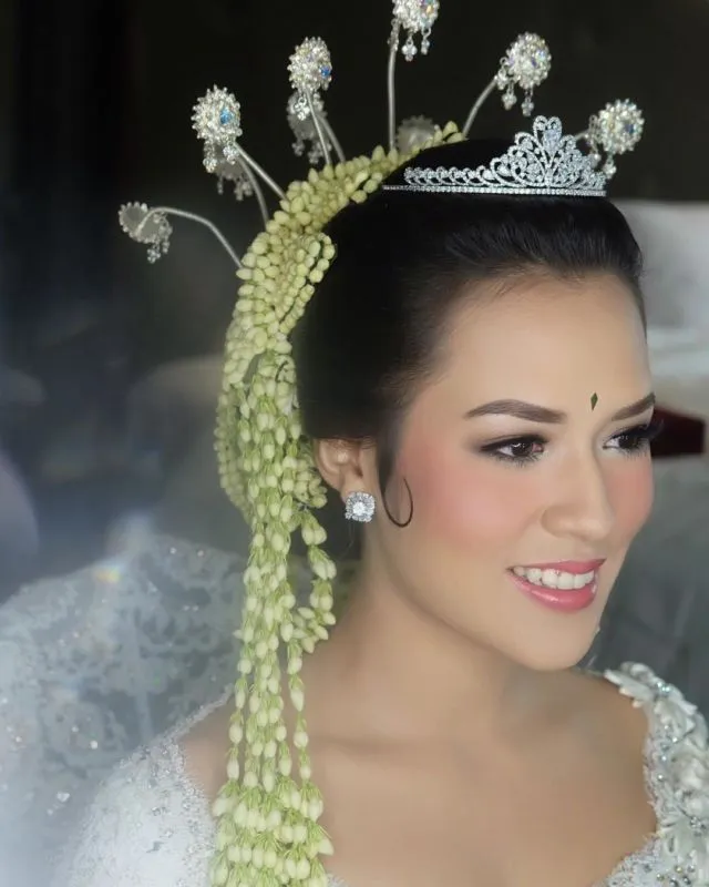 10 Ide Makeup Natural di Pernikahan Adat. Tak Selalu Harus Medok kok, Demi Manglingi~ 17