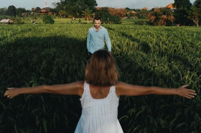 8 Ide Foto Prewedding Outdoor di Sawah yang Keren 13