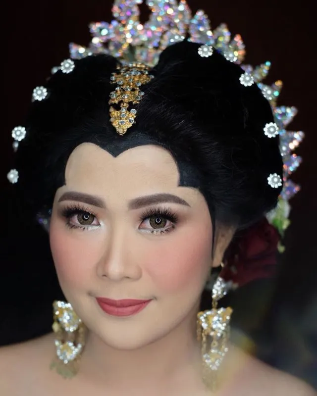 10 Ide Makeup Natural di Pernikahan Adat. Tak Selalu Harus Medok kok, Demi Manglingi~ 20