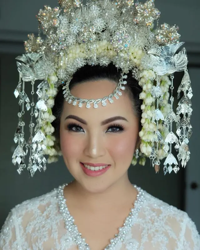 10 Ide Makeup Natural di Pernikahan Adat. Tak Selalu Harus Medok kok, Demi Manglingi~ 14