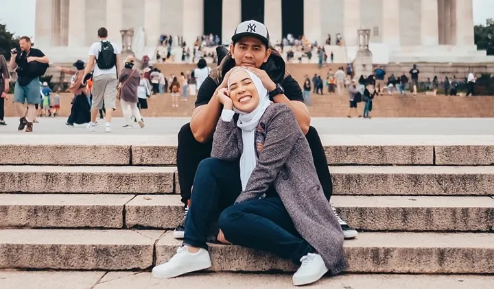 Fitrop Dipuji Suami Karena Bisa Bikin Air Hangat dan Mi Instan, Ia Berencana Ikut Master Chef!<amp-img src="http://guyonan%20fitri%20tropica%20soal%20air%20hangat%20-%20Fitri%20Tropica%20udah%20lama%20dikenal%20sebagai%20salah%20satu%20penyiar%20radio%20dan%20presentar%20yang%20kocak.%20Gaya%20bicaranya%20yang%20penuh%20mimik%20membuat%20publik%20merasa%20terhibur.%20Bahkan%20ketika%20ia%20memutuskan%20untuk%20hijrah%20dan%20berkerudung,%20ciri%20khasnya%20tersebut%20nggak%20pernah%20hilang,%20fitrop%20air%20hanget,%20air%20anget%20fitrop,%20fitri%20tropica%20lucu,%20fitri%20tropica%20kocak,%20fitrop%20dipuji%20suami,%20prestasi%20membanggakan%20fitrop,%20fitrop%20bikin%20air%20anget,%20tutorial%20bikin%20air%20hanget,%20air%20hanget%20enak,%20suami%20fitrop,%20daftar%20master%20chef%20indonesia" width="1" height="1"></amp-img>