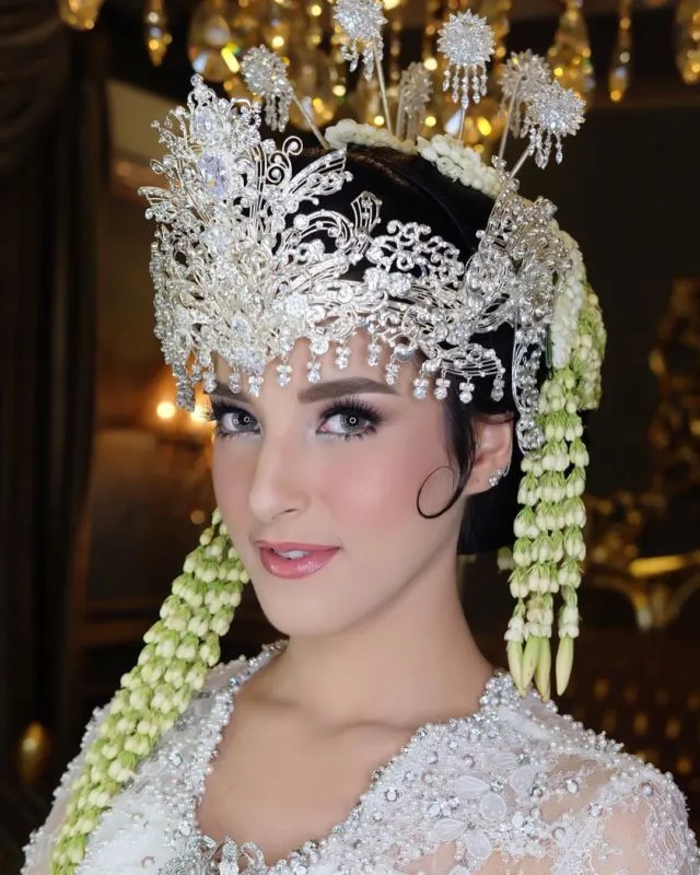 10 Ide Makeup Natural di Pernikahan Adat. Tak Selalu Harus Medok kok, Demi Manglingi~ 18