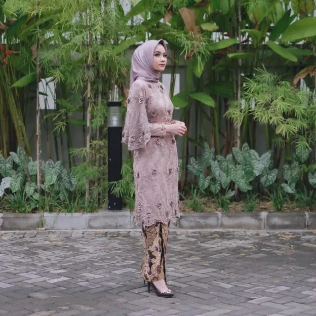 8+ Inspirasi Kebaya Lamaran Hijab yang Modern 12
