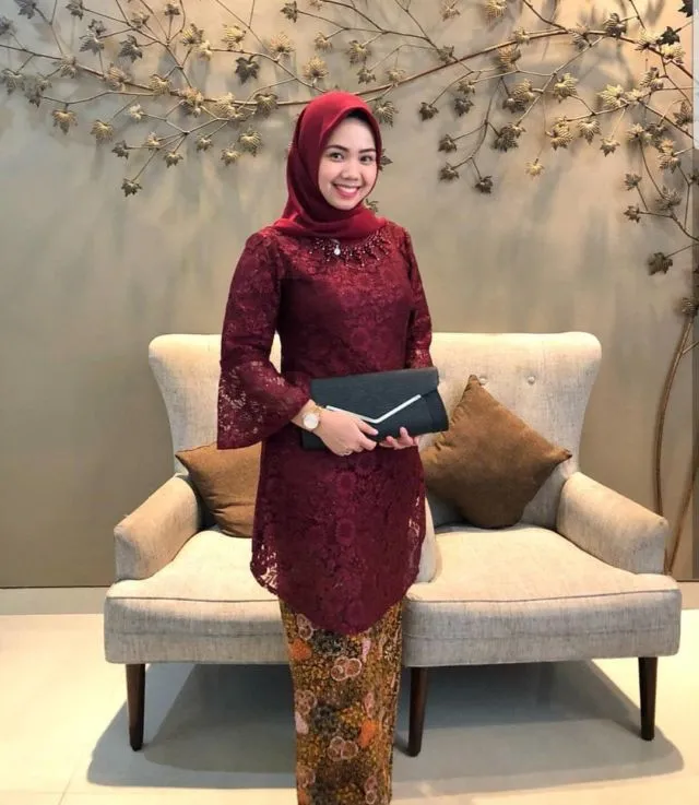 8+ Inspirasi Kebaya Lamaran Hijab yang Modern 18