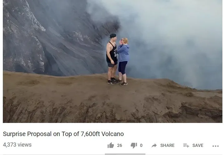 Viral! Turis Kanada Lamar Kekasih di Puncak Bromo. Bikin Deg-degan, Bahaya Nggak Coba Begini Juga?