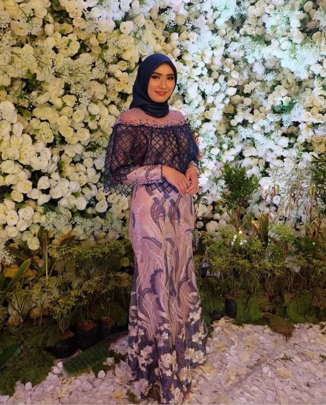 8+ Inspirasi Kebaya Lamaran Hijab yang Modern 17