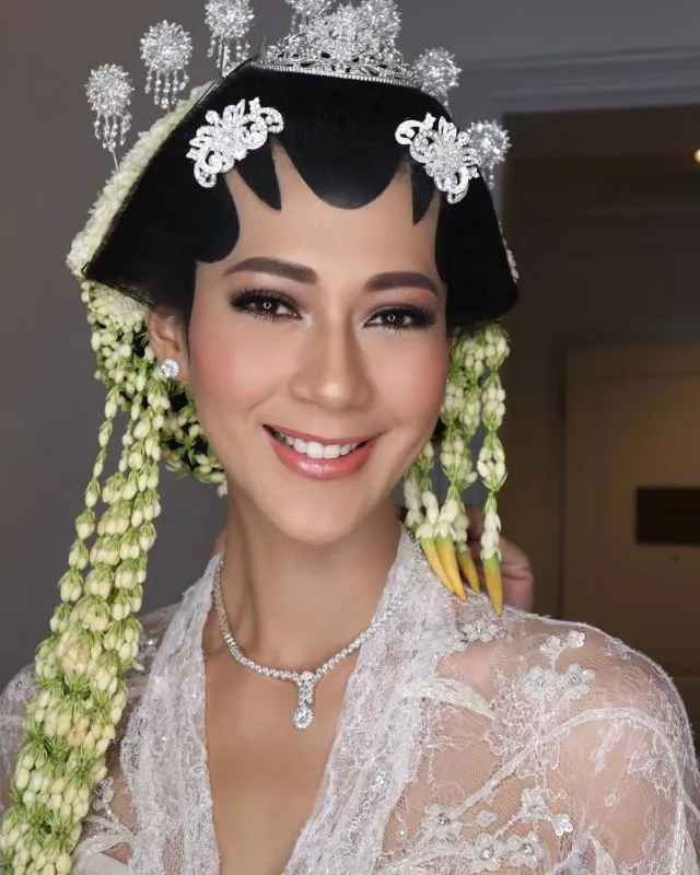 10 Ide Makeup Natural di Pernikahan Adat. Tak Selalu Harus Medok kok, Demi Manglingi~ 12