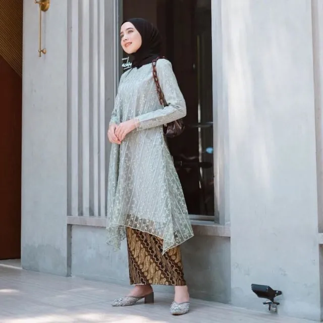 8+ Inspirasi Kebaya Lamaran Hijab yang Modern 16