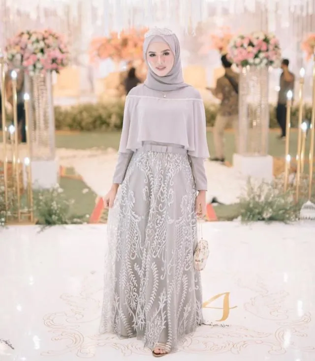 8+ Inspirasi Kebaya Lamaran Hijab yang Modern 15