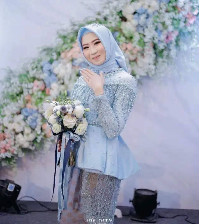 8+ Inspirasi Kebaya Lamaran Hijab yang Modern 14