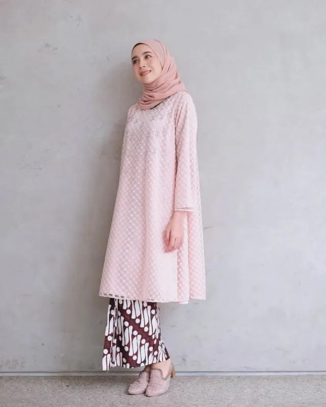 8 Model Baju Tunik Brokat Modern Terbaru 15