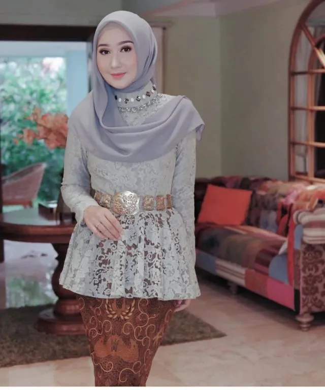8+ Inspirasi Kebaya Lamaran Hijab yang Modern 13