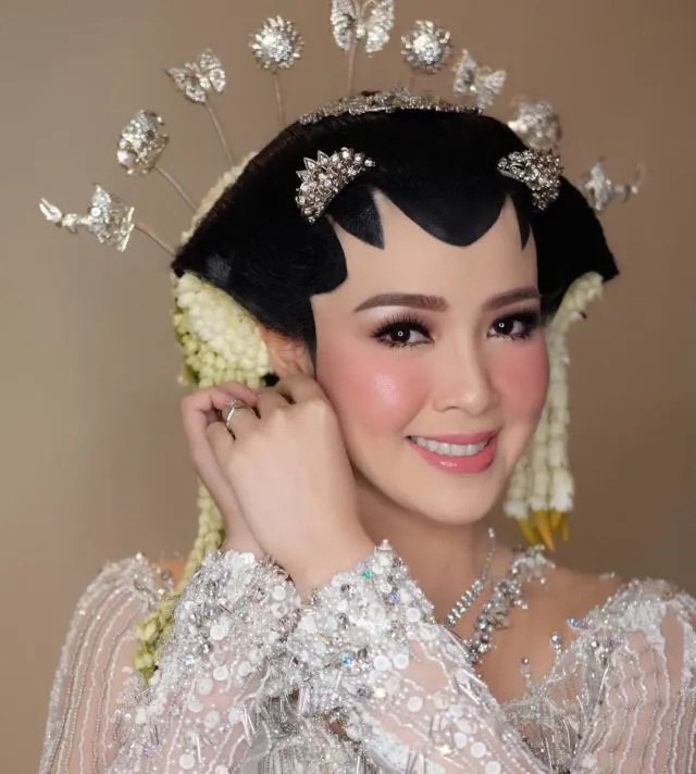 10 Ide Makeup Natural di Pernikahan Adat. Tak Selalu Harus Medok kok, Demi Manglingi~ 11