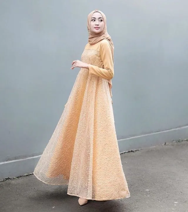 8+ Inspirasi Kebaya Lamaran Hijab yang Modern 10