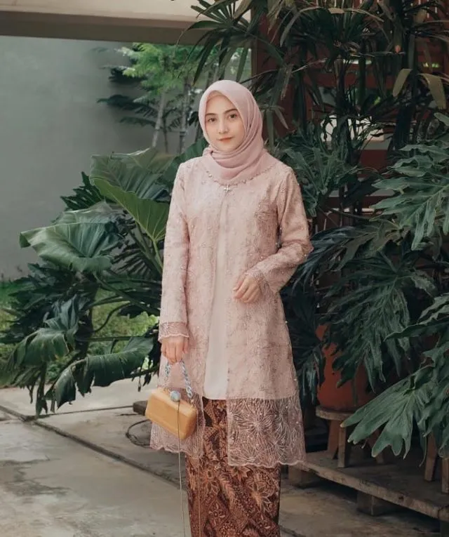 8 Model Baju Tunik Brokat Modern Terbaru 12