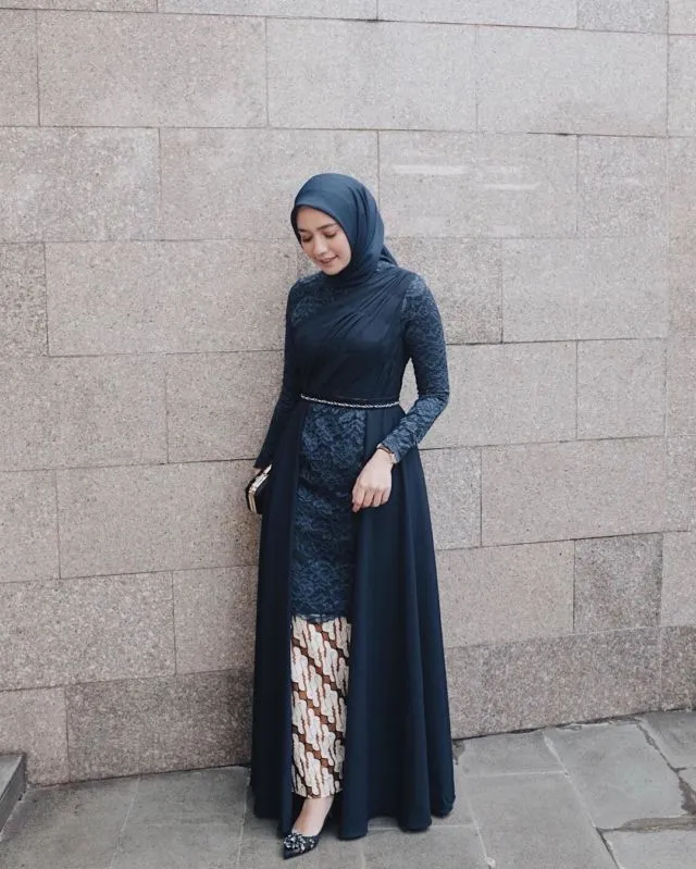 8+ Inspirasi Kebaya Lamaran Hijab yang Modern 11