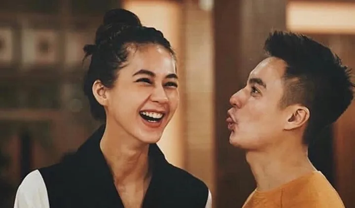 Istri Baim Wong Hamil, Kebahagiaannya Ditunjukkan Lewat Bagi-Bagi Hadiah. Warganet pun Sumringah!
