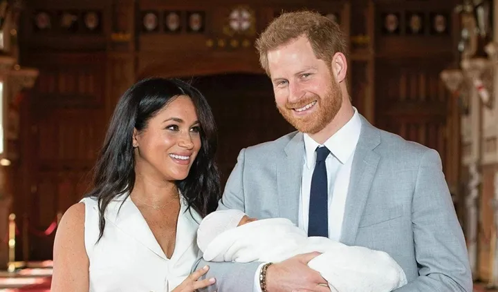 Royal Baby Sudah Diperkenalkan ke Publik, Ini Sosoknya dari Dekat. Selamat Meghan dan Harry!<amp-img src="http://Anak%20Harry%20dan%20Meghan%20markle%20lahir%20ke%20dunia%20-%20dilihat%20dari%20dekat,%20begini%20sosok%20royal%20baby%20yang%20belum%20diketahui%20namanya%20itu,royal%20baby,%20nama%20royal%20baby,%20foto%20royal%20baby,%20bayi%20meghan%20harry,%20anak%20meghan%20harry,%20anak%20pangeran%20harry,%20bayi%20pangeran%20harry,%20bayi%20meghan%20markle,%20meghan%20markle%20melahirkan,%20royal%20baby%20meghan%20harry,%20bayi%20laki-laki,%20anggota%20baru%20keluarga%20kerajaan%20inggris%20" width="1" height="1"></amp-img>