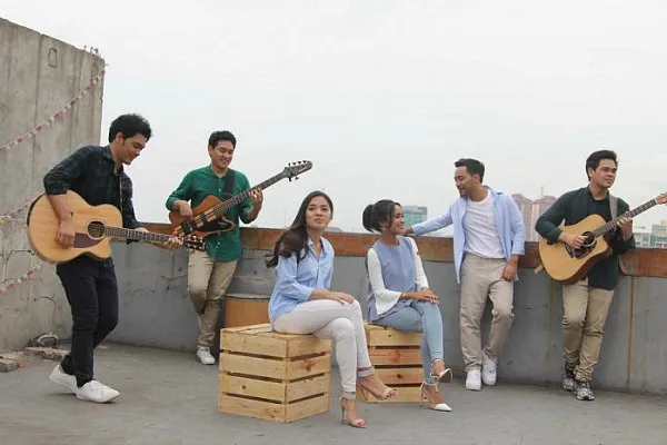 10 Lagu yang Bisa Bantu Redakan Emosimu. Adem Banget di Hati! 17 GAC ft. The Overtunes - Senyuman & Harapan