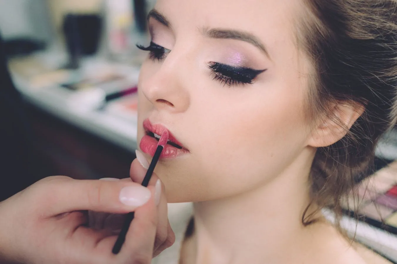 9 Aturan Umum Make-up yang Seringnya 'Didobrak' Para MUA Kondang. Hmm, Pantas Hasilnya Beda 12
