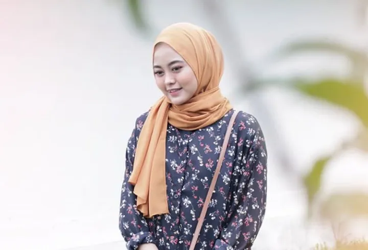 8 Cara Tepat Memadukan Pashmina Polos dan Kemeja Buat Ngampus. Dijamin Bagus!