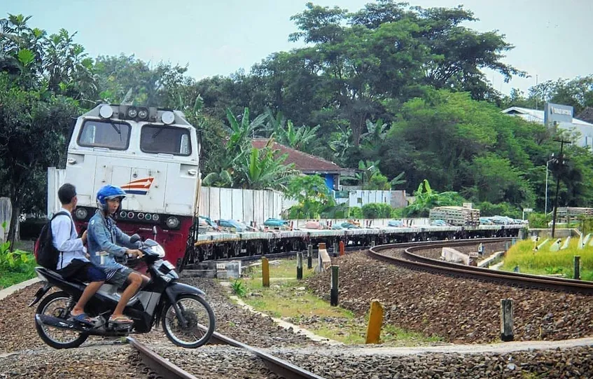 Membaca Pikiran Para Penerobos Palang Kereta Api yang Seakan Nggak Sayang Nyawa 2