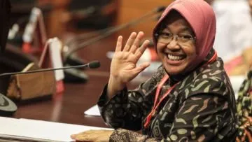 Dilarikan ke Rumah Sakit Sampai Sempat Masuk ICU, Bu Risma Diduga Kelelahan. Sehat-Sehat Ya Bu!