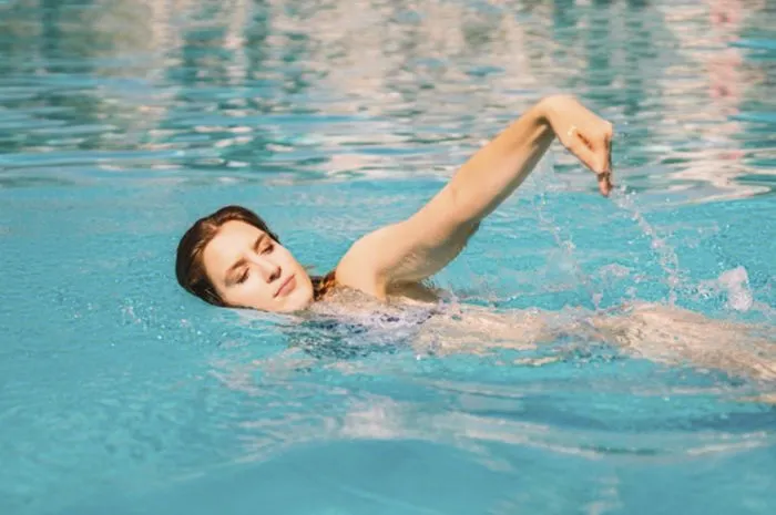 Jika Dilakukan dengan Benar Kamu Bisa Kok Berenang Saat Menstruasi. Yuk, Pahami Dulu Aturannya!