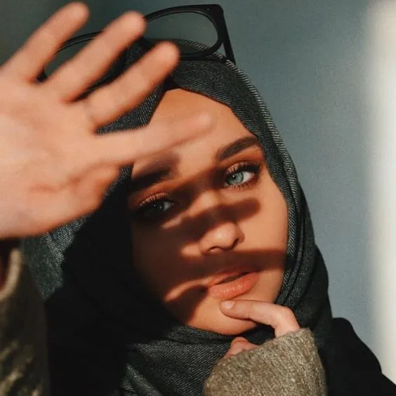 9 Pose Selfie Paling Aesthetic, Siap Upload Instagram! 16