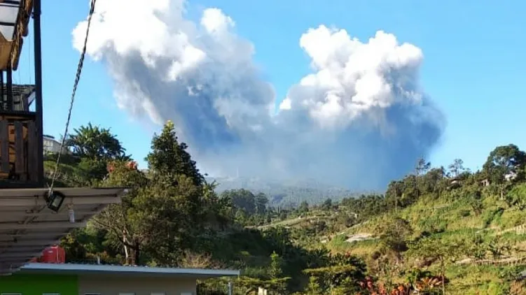Tangkuban Parahu Erupsi Mendadak, Lakukan 5 Hal ini Saat Terjebak Bencana Gunung Meletus