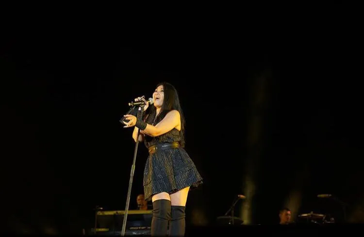 Pengalaman Menonton Anggun dan Pesonanya yang Tak Terbantahkan<amp-img src="http://Review%20anggun%20prambanan%20jazz%202019%20-%20Apa%20yang%20pertama%20terlintas%20tatkala%20mendengar%20nama%20Anggun%20biasanya%20adalah%20istilah%20go%20international.%20Maaf%20Agnes%20Monica,%20tapi%20seberapa%20pun%20sering%20kamu%20menggaungkannya,%20tak%20ada%20yang%20lebih%20paripurna%20melakukannya%20selain%20Anggun.%20Ia%20sudah%20merealisasikannya%20sebelum%20gadis-gadis%20remaja%20Asia%20memimpikan%20itu.%20Atau%20bahkan%20ia%20yang%20membuat%20mimpi%20itu%20terasa%20dekat%20bagi%20mereka.%20Sebut%20saja%20Agnes%20Monica,%20atau%20Utada%20Hikaru%20adalah%20sebagian%20gadis-gadis%20beruntung%20itu." width="1" height="1"></amp-img>
