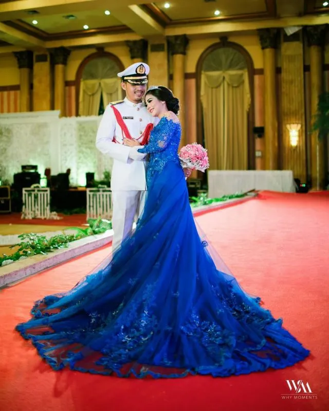 14 Ide Busana Elegan untuk Bersanding dengan Pasangan Berseragam di Pelaminan 24