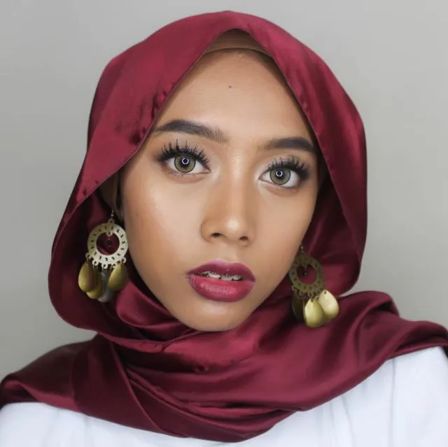 8 Warna Hijab yang Cocok buat Kulit Sawo Matang 13