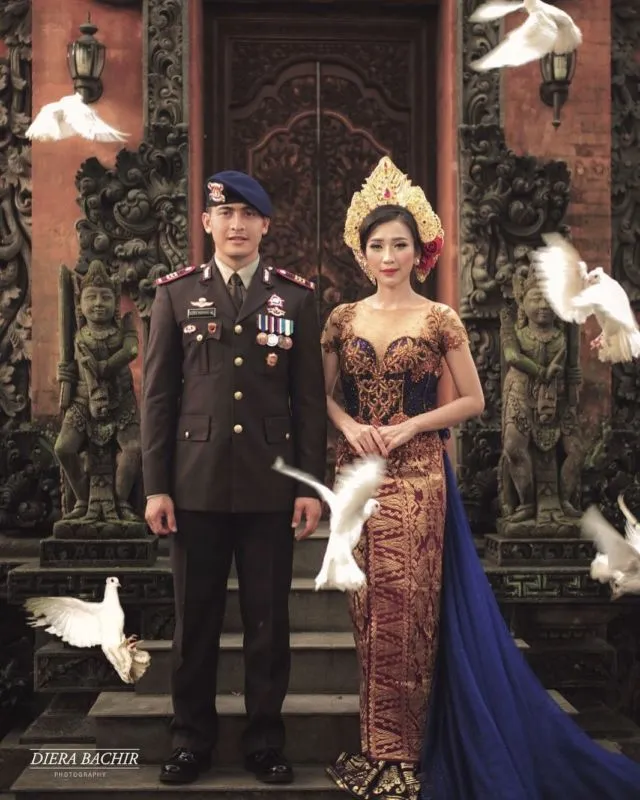 14 Ide Busana Elegan untuk Bersanding dengan Pasangan Berseragam di Pelaminan 17