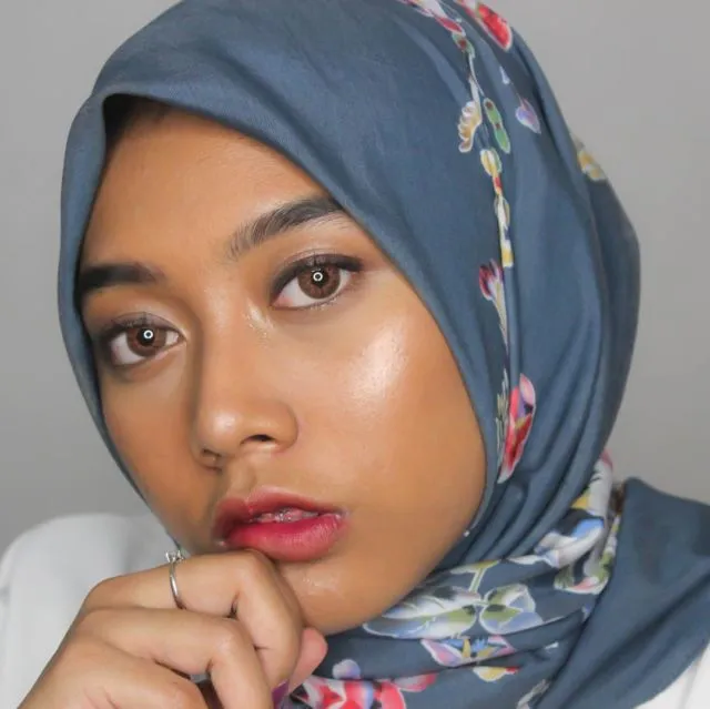 8 Warna Hijab yang Cocok buat Kulit Sawo Matang 11