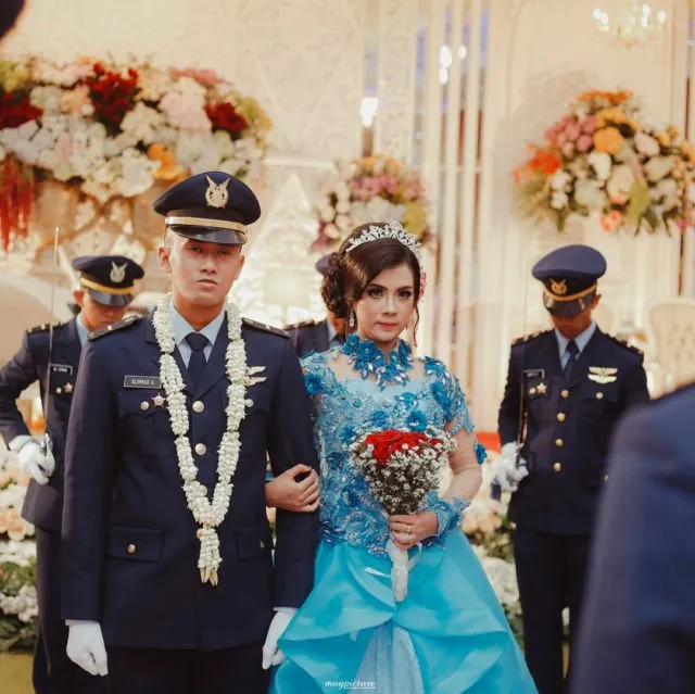 14 Ide Busana Elegan untuk Bersanding dengan Pasangan Berseragam di Pelaminan 27