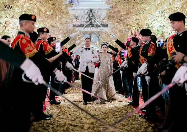 14 Ide Busana Elegan untuk Bersanding dengan Pasangan Berseragam di Pelaminan 22
