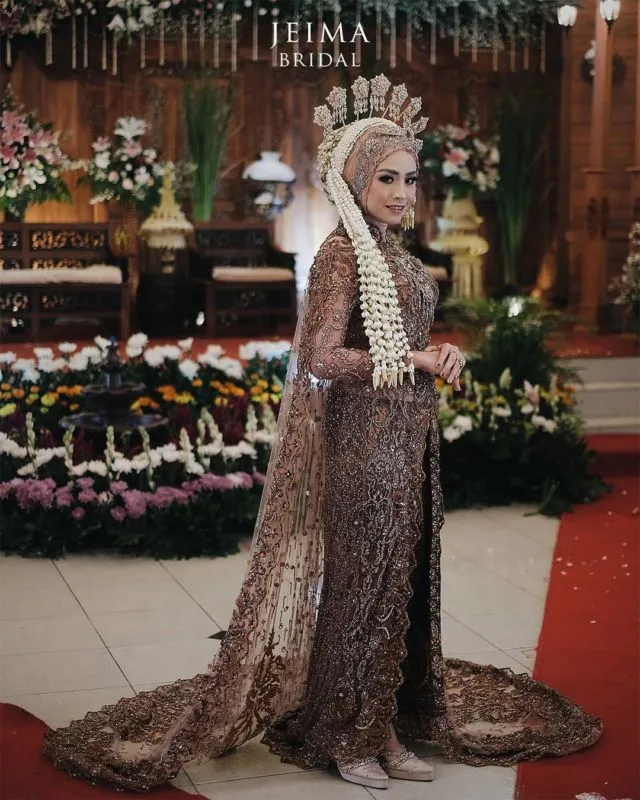 10 Ide Busana Pernikahan Bernuansa Monokromatik 18