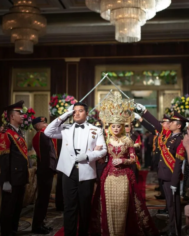 14 Ide Busana Elegan untuk Bersanding dengan Pasangan Berseragam di Pelaminan 18