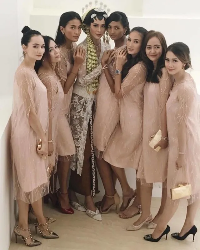 12 Model Baju Bridesmaid Warna Nude (Kalem dan Mempesona) 24