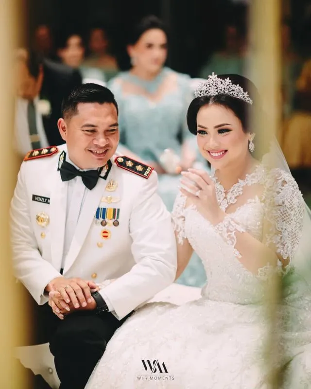 14 Ide Busana Elegan untuk Bersanding dengan Pasangan Berseragam di Pelaminan 20