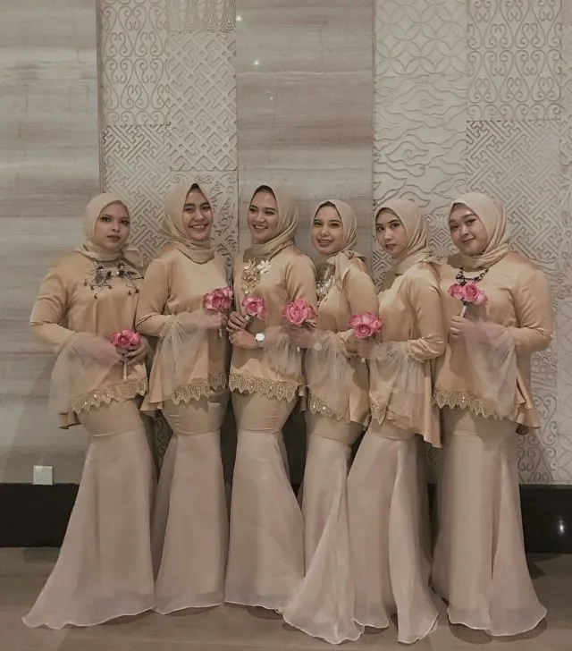 12 Model Baju Bridesmaid Warna Nude (Kalem dan Mempesona) 15