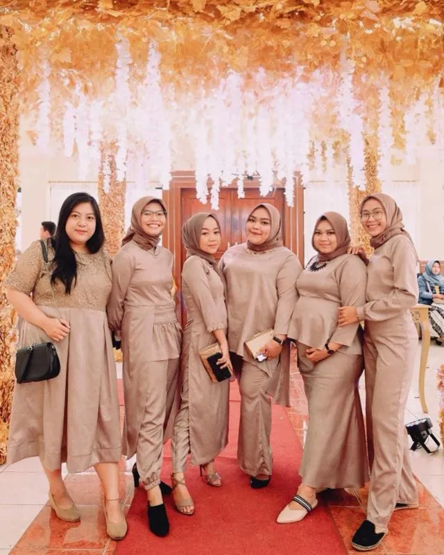 12 Model Baju Bridesmaid Warna Nude (Kalem dan Mempesona) 14