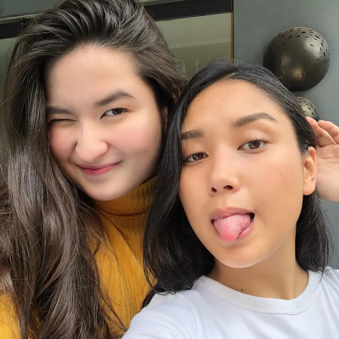 6 Pose Selfie Paling Andalan yang Selalu Dipakai Cewek 7