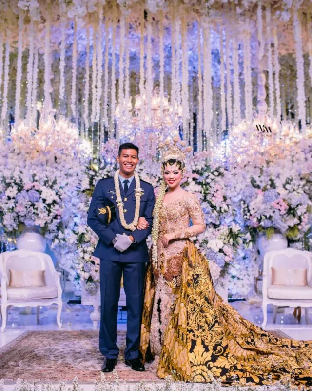 14 Ide Busana Elegan untuk Bersanding dengan Pasangan Berseragam di Pelaminan 21
