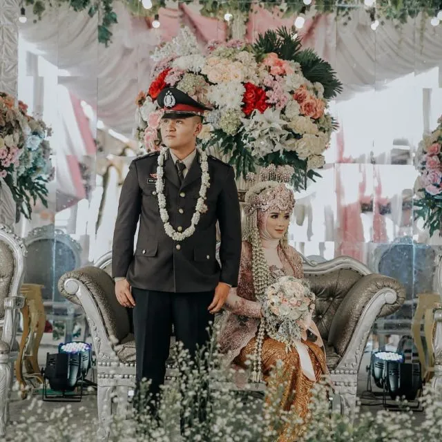 14 Ide Busana Elegan untuk Bersanding dengan Pasangan Berseragam di Pelaminan 26