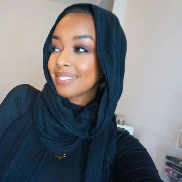 8 Warna Hijab yang Cocok buat Kulit Sawo Matang 16