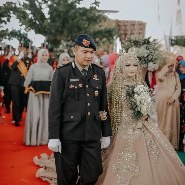 14 Ide Busana Elegan untuk Bersanding dengan Pasangan Berseragam di Pelaminan 25