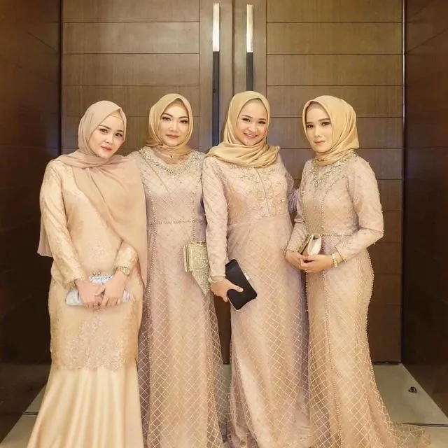 12 Model Baju Bridesmaid Warna Nude (Kalem dan Mempesona) 22